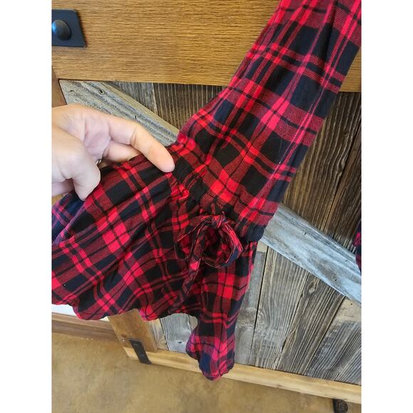 Buffalo plaid red black lightweight button up flannel sz M girly flared sleeve - Picture 3 of 7